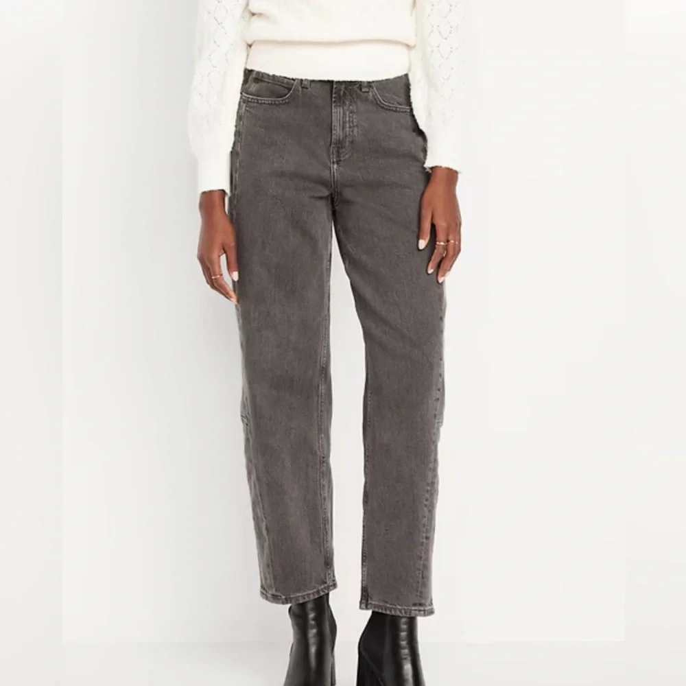 Old Navy Women's High-Rise Barrel Leg Jeans in Black Wash. - Picture 2 of 8